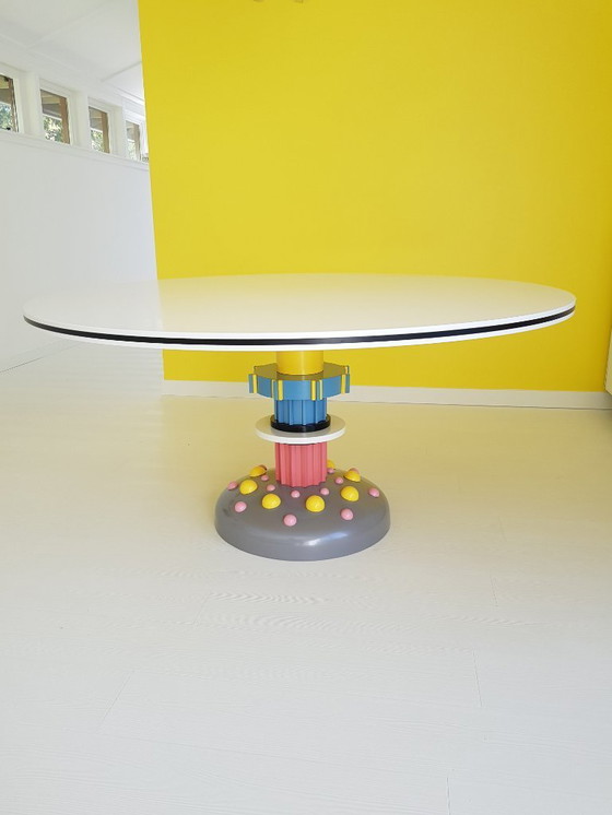 Image 1 of Round dining table (without chairs) made of Hi-macs and metal