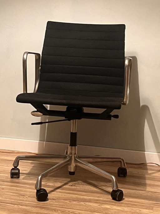 Vitra Eames Bürostuhl.