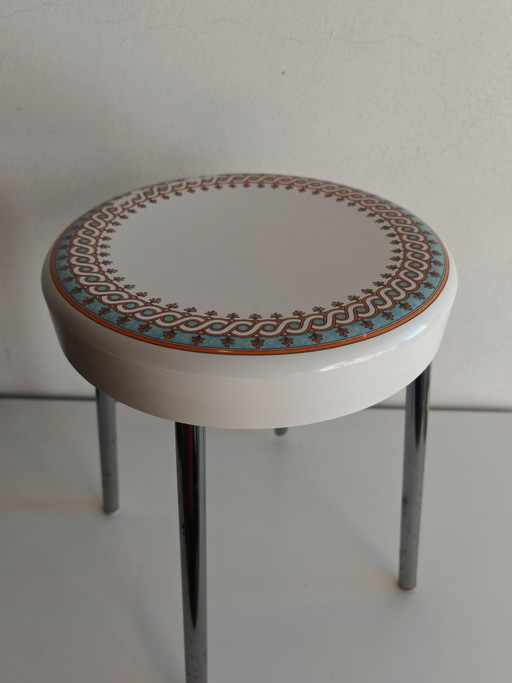 Carrara & Matta S501 Hocker – Vintage Italienisches Design, Weißer Sitz mit Türkis & Orange Geflochtenem Rand, Chrombeine