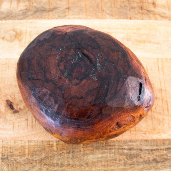 Image 1 of Cuenco rústico de madera tallado a mano con nudos procedentes de un tronco de árbol ahuecado.