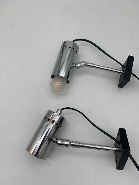 Image 1 of Een paar chromen wandlampen en spotjes, toegeschreven aan Stilnovo.