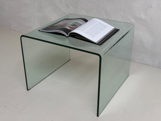 Image 1 of Tavolino laterale di design in vetro curvato, stile italiano.