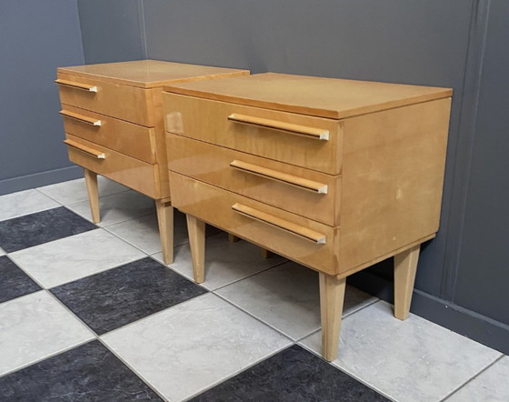 Image 1 of Ensemble de 2 tables de chevet en bois blond des années 1960