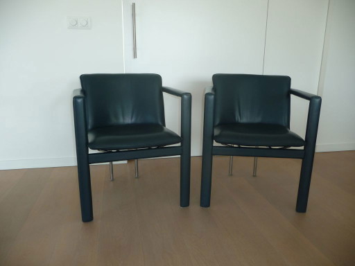 2 Leolux dining room chairs: model Cachucha leather petrol