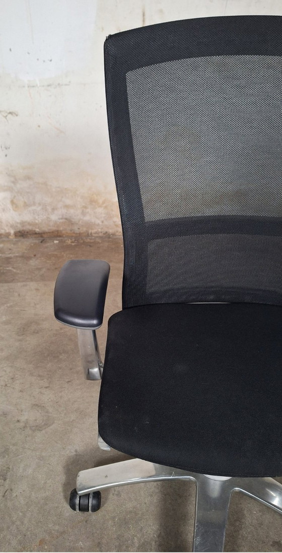 Image 1 of Silla de oficina Knoll de malla negra con reposabrazos ajustables