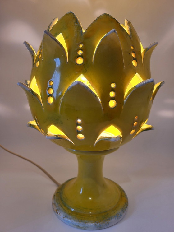Image 1 of Artisjoklamp van geel keramiek Frankrijk