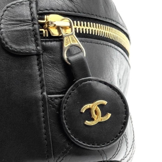 Originele Chanel Zwarte Lamsleren Cosmetische Tas, circa 2000s – Portemonnees & klein lederwaren, Leather (photo 9 of 10)