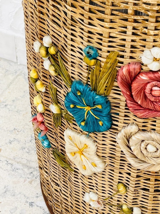 Image 1 of Vintage rieten mand met kleurrijke bloemenversiering