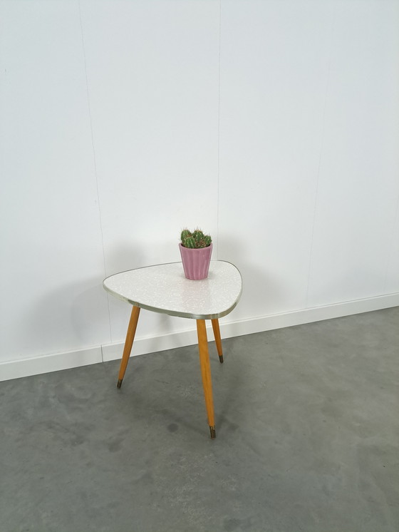 Image 1 of Tavolino alto con piano in formica grigio-bianco