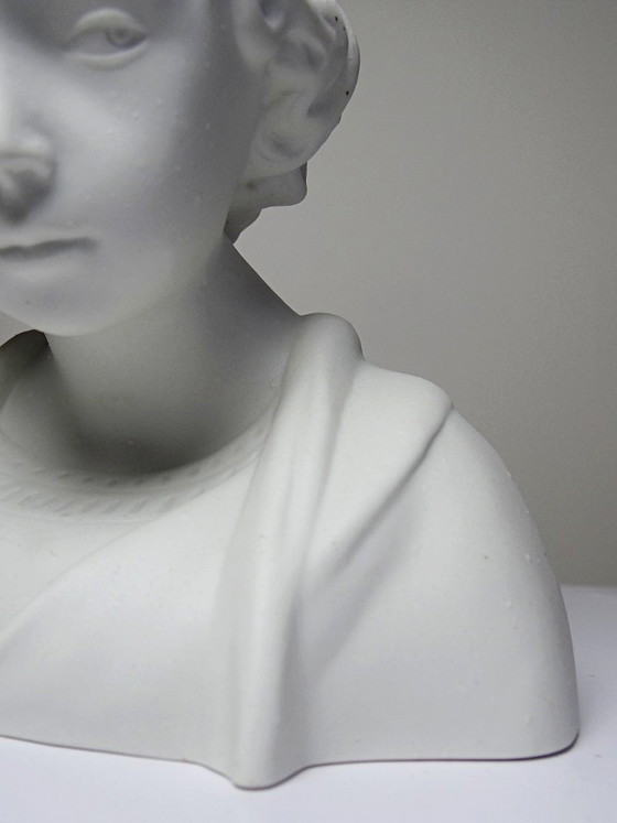 Image 1 of Busto de un niño en bizcocho de porcelana blanca de Limoges, obra de Camille Tharaud.