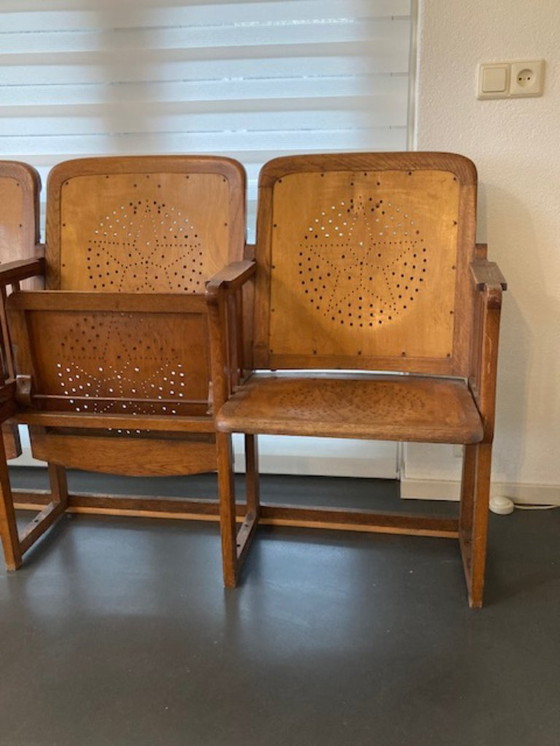 Image 1 of 3 Auktionsstühle mit Klapptisch an der Rückenlehne