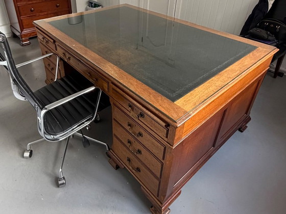 Image 1 of Groot, Engels partnersbureau van hout met glazen blad