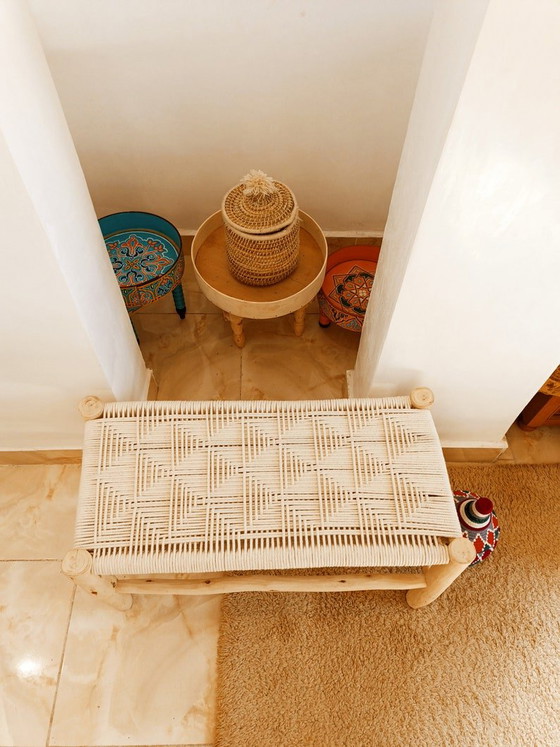Handgemaakte bank van eucalyptushout met geweven koord: Marokkaanse boho-decoratie – Bankjes, Cotton, Wood (photo 3 of 7)