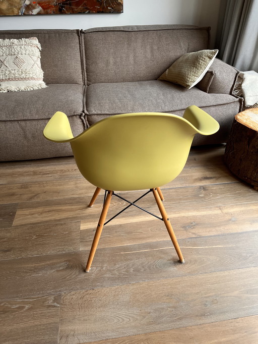 Vitra Eames DAW