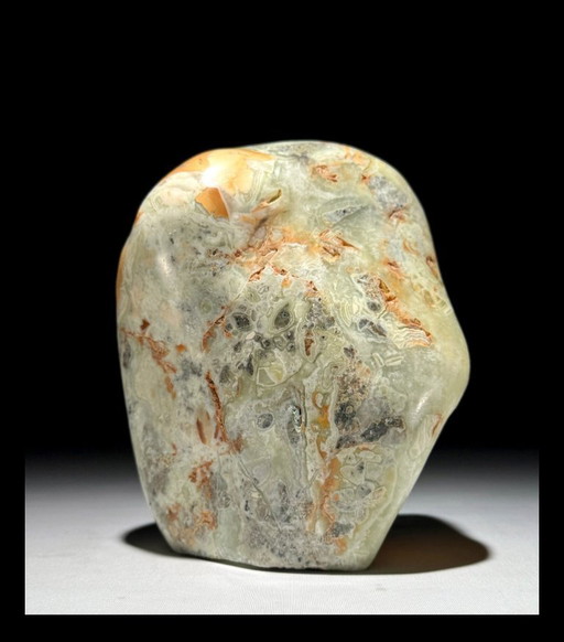 Ornamento in pietra naturale sulla base e pietra naturale dalla forma unica (Duo)