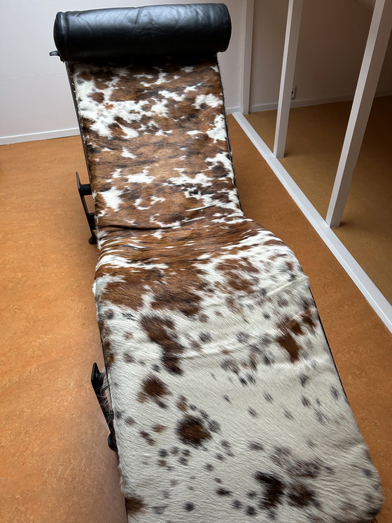 Image 1 of Cassina LeCorbusier LC4 con 2 pieles diferentes