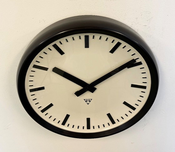 Image 1 of Grote industriële bakelieten fabriekswandklok van Pragotron, jaren 60