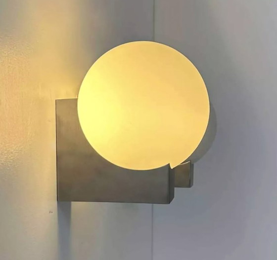 Image 1 of Coppia di applique in metallo spazzolato e vetro opalino, Francia 1970