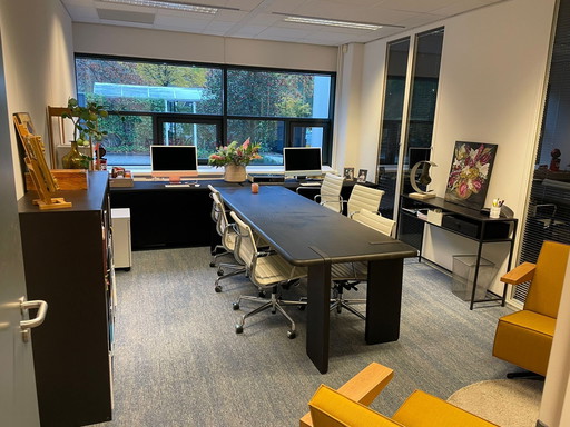 Bellissimo tavolo in rovere massello scuro, utilizzabile sia come scrivania che come tavolo da pranzo. 