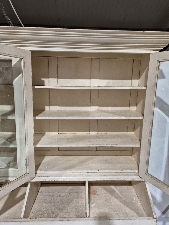 Image 1 of Vecchia credenza rurale in pino con vetri tagliati