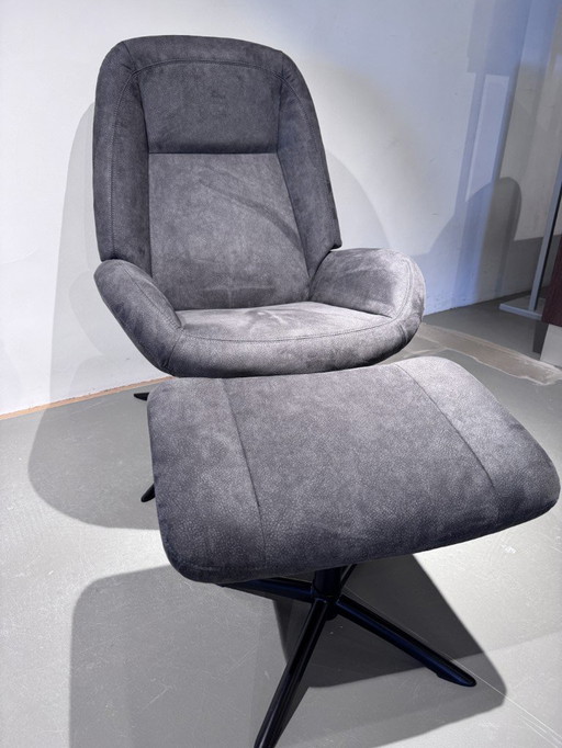 Poltrona Montel Shuffle con pouf