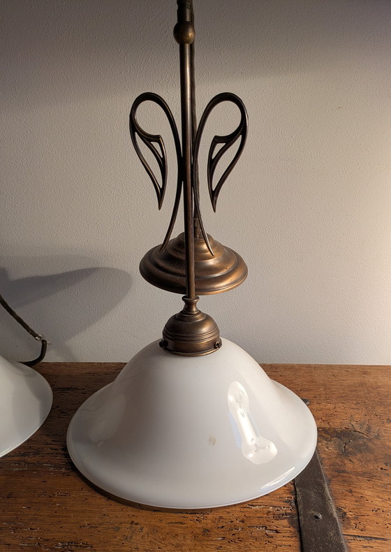 Image 1 of Deux lampes suspendues vintage de style Art déco, abat-jour opalin