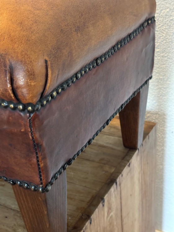 Image 1 of Hocker Bruin Schaapsleer met messing afwerking