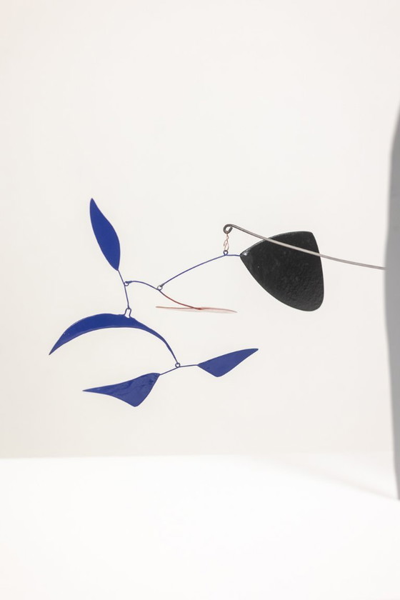 Image 1 of Escultura de Olivier Vonet en metal lacado en negro, azul y rojo. Contemporánea.