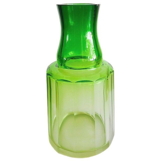 Image 1 of Vase ancien Baccarat en cristal vert taillé à facettes Art Déco années 1930