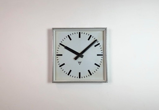 Große graue quadratische Wanduhr von Pragotron, 1970er Jahre