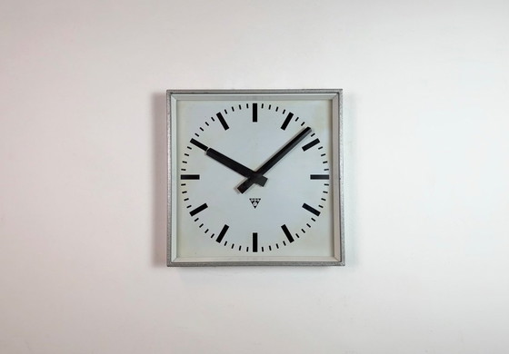 Image 1 of Grote grijze vierkante wandklok van Pragotron, jaren 70.