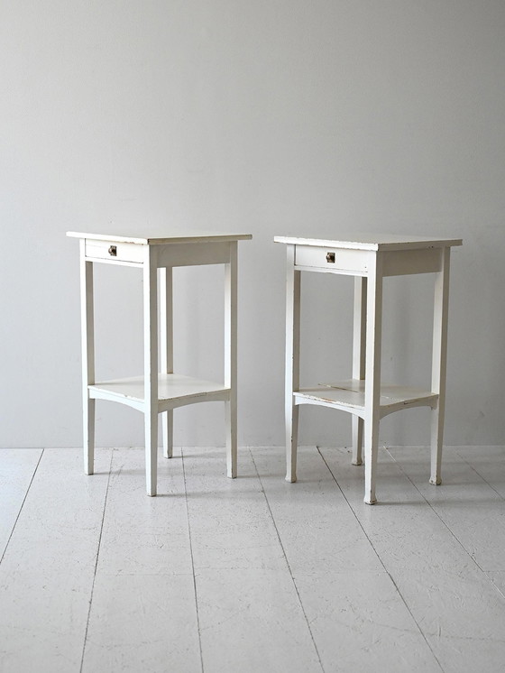 Image 1 of Paar mid-century Scandinavische witgeschilderde nachtkastjes
