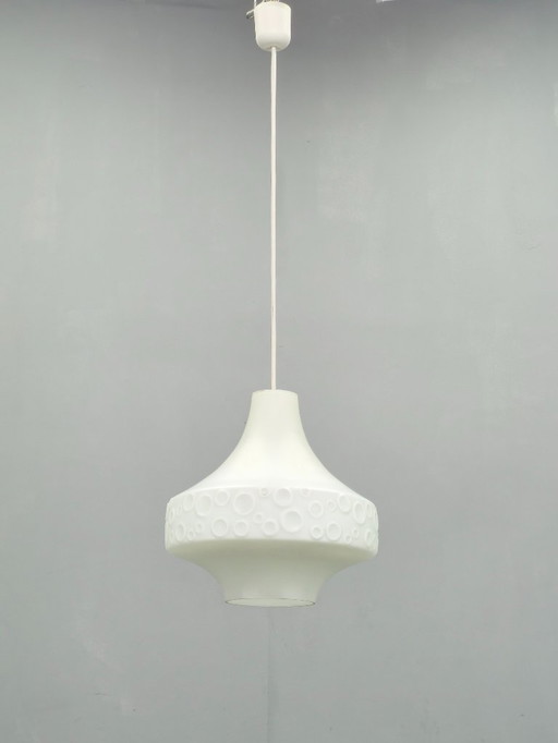 Tschechoslowakische Opalglas-Pendelleuchte mit Blasenrelief, 1970er Jahre