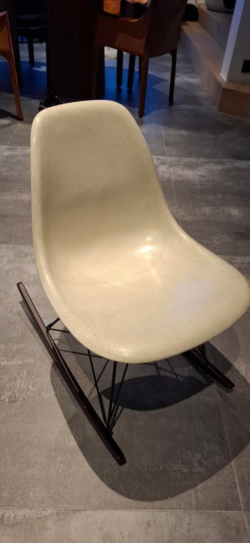 sedia a dondolo Herman Miller