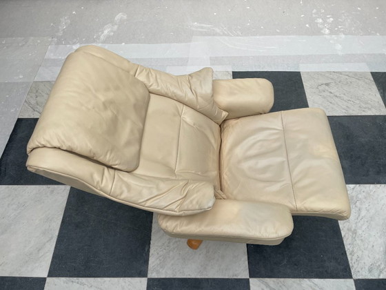 Drehbarer Relaxsessel aus cremefarbenem Leder, Verstellbarer relaxsessel, Holz, Retro (Foto 4 von 11)