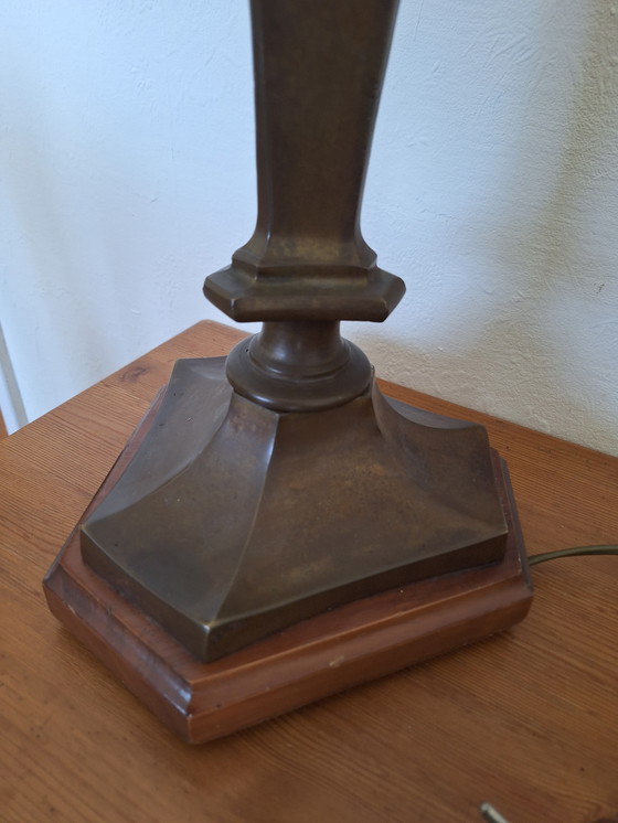 Image 1 of Lampada da tavolo vintage in ottone massiccio con base in legno