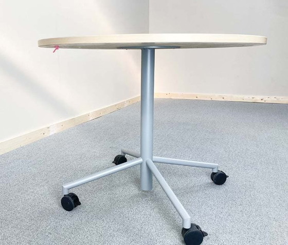 Image 1 of Nn Tisch in der Kantine