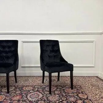 Set van zwart gestoffeerde Chesterfield stoelen, Eetkamerstoelen (foto 6 van 12)