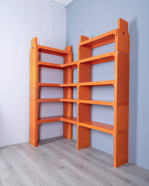 Librería esquinera de plástico de estilo vintage de los años 70 diseñada por Olaf Von Bohr para Kartell.