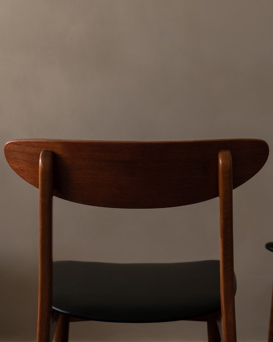 Image 1 of Ensemble de 6 chaises de salle à manger danoises style milieu du siècle · Teck et Skai noir