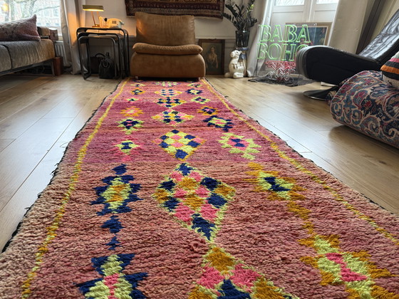 Image 1 of Vintage Marokkaanse Loper 384 × 101 cm – Expressief & Handgeknoopt