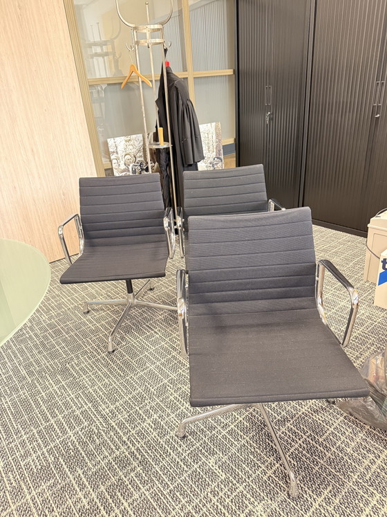 4 Vitra Charles & Ray Eames Conference chairs – Textile, Aluminium (photo 12 of 15)