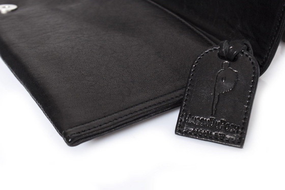 Image 1 of Maison Du Posh, pochette in pelle nera con anello per le nocche.