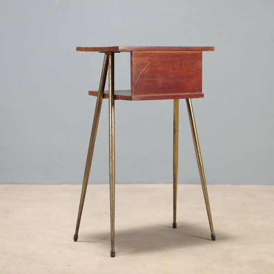 Mueble de los años 60 con patas de latón. – Revisteros, Wood (photo 7 of 7)
