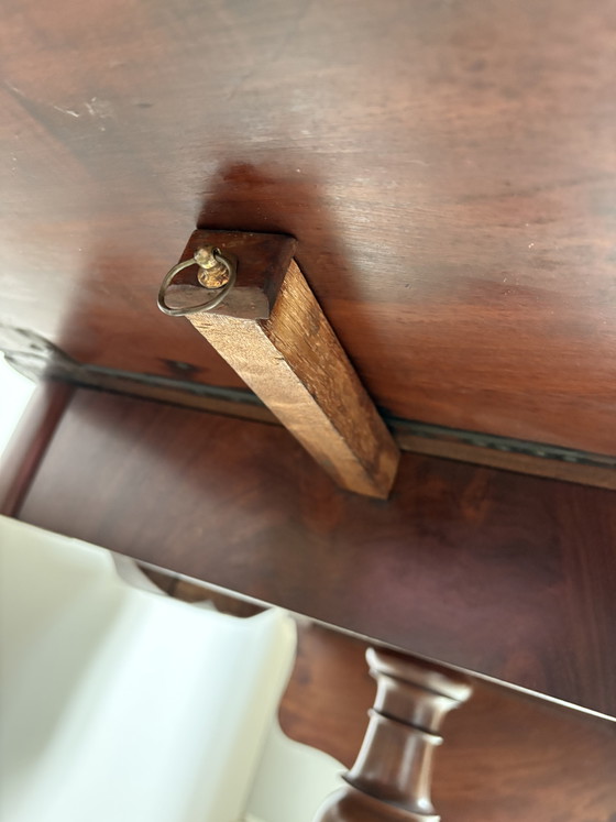 Image 1 of Tavolo vintage inglese in noce con gambe a ribalta, piano a crosta di torta e gamba centrale a cabriole.