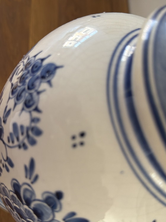1985 Hand-Painted Delft Blue Lidded Baluster Vase (30 cm) – Signed By Master Painter J.S. – Porcelain (photo 8 of 8)