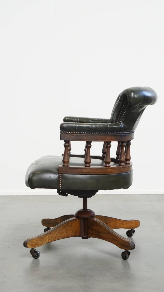 Image 1 of Rundleren en houten in hoogte verstelbare, swiffel en tilt chesterfield bureaustoel in een donkergroene kleur