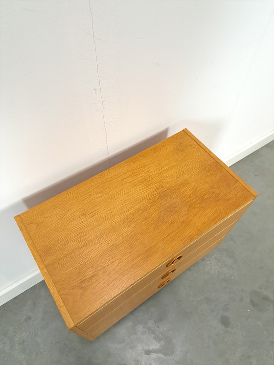 Image 1 of Commode en placage avec poignées rondes de Suède