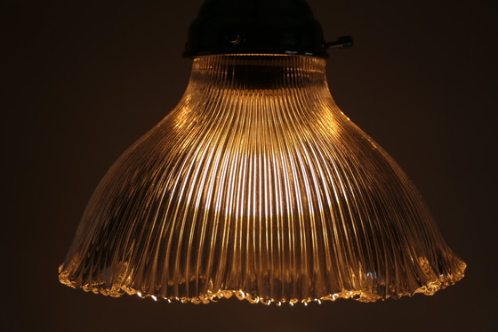 Image 1 of Zwei Holophane Gerippte Transparente Plexiglas Pendelleuchten. Sie bieten auf eine.