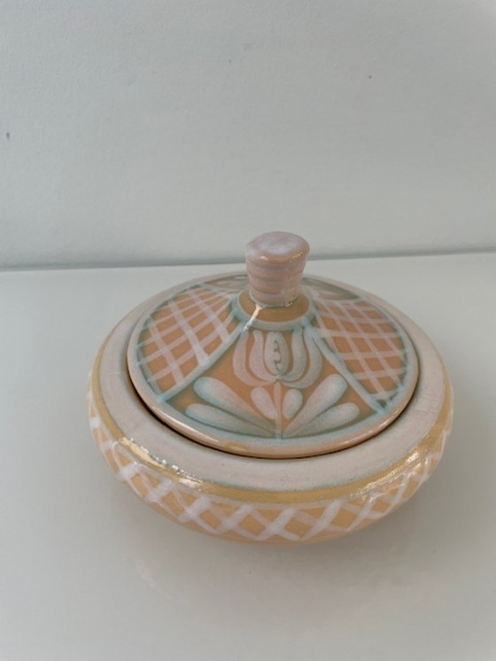 Image 1 of Caja de joyería pintada a mano en suaves tonos pastel